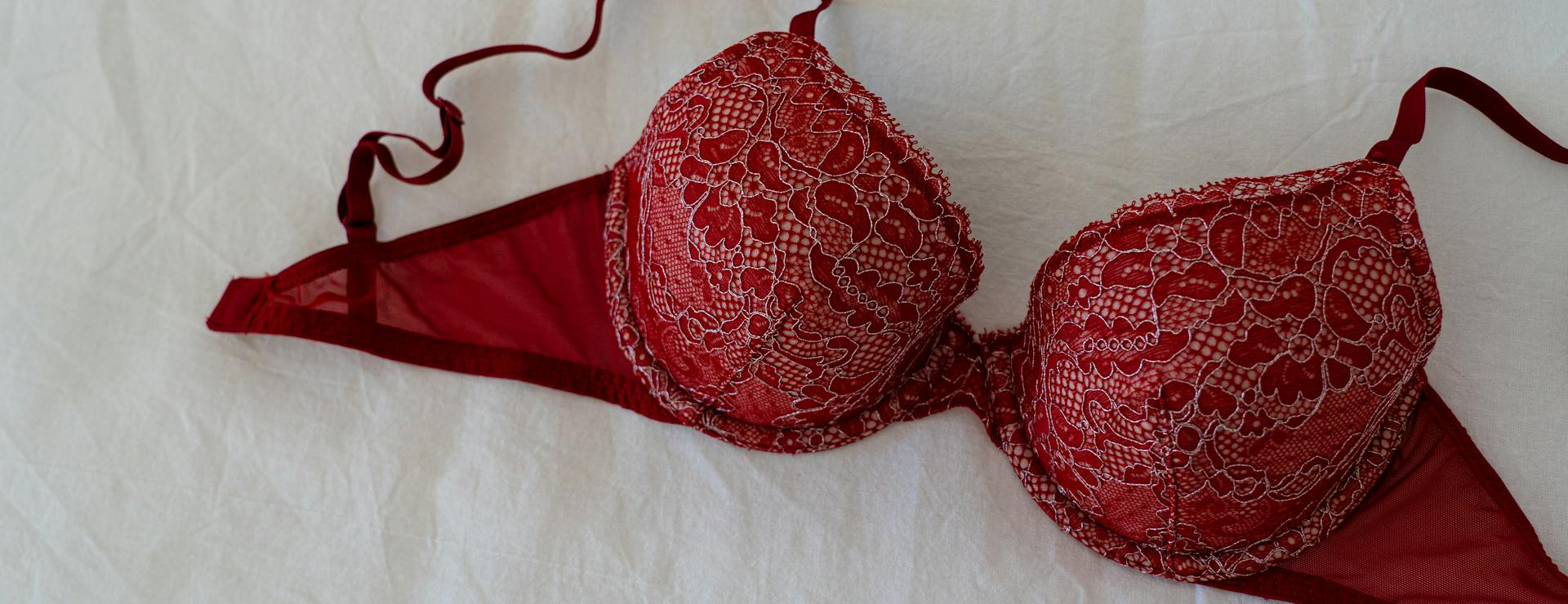 Titelseite -Dessous-Geschäft pexels castorlystock 3682271